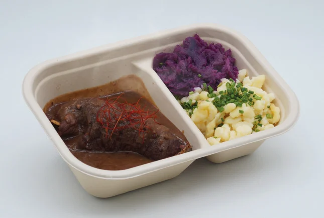 Rinderroulade mit Beilage in der Portionsschale