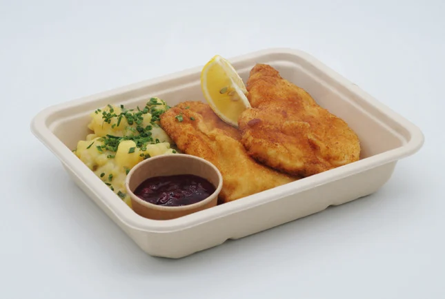 Wiener Schnitzel, serviert mit Kartoffeln und Zitrone
